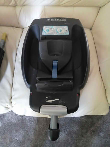 Photo of free Maxi Cosi carseat with 2 bases (Baldock SG7) #2