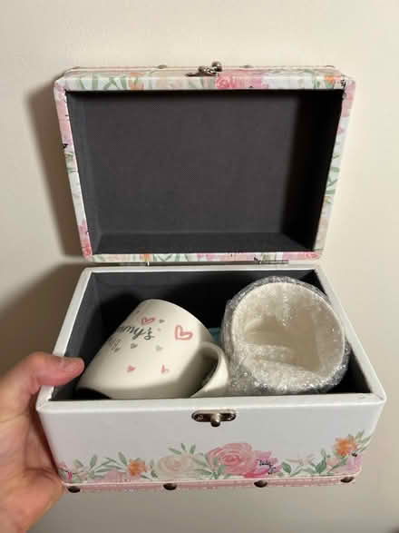 Photo of free Jewellery box with 2x mugs (Mortlake) #1
