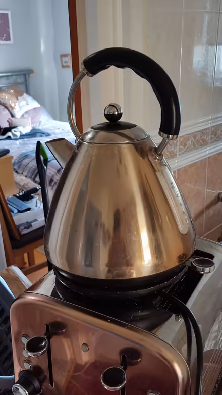 Photo of free kettle bronze colour fully working (Northowram HX3) #1