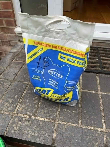 Photo of free Nearly full bag of cat litter (Charlton OX12) #1