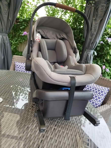 Photo of free Baby car seat and iso fix mount (RG31 Tilehurst) #1