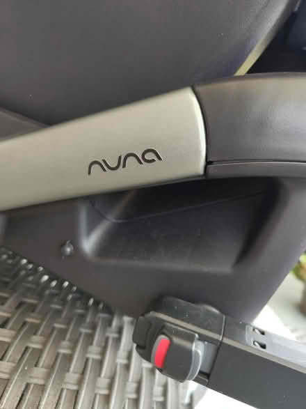 Photo of free Baby car seat and iso fix mount (RG31 Tilehurst) #3