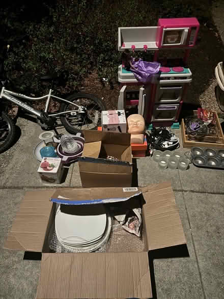 Photo of free Garage sale leftovers (3998 Bibbits Dr. Palo Alto) #1