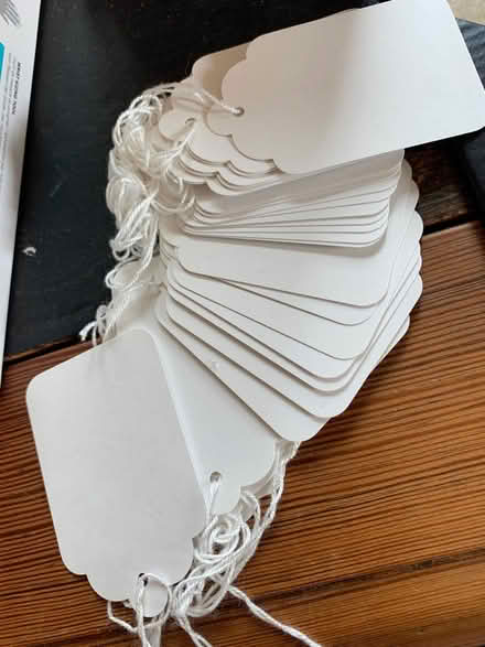 Photo of free White, card, tie on tags (The Goggin SY8) #1