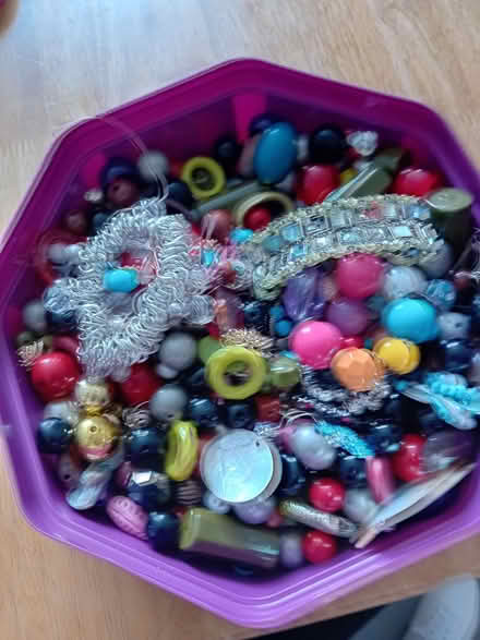 Photo of free plastic sweet tub full of assorted beads (Oxford ST6) #2