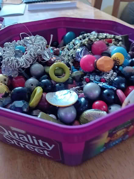 Photo of free plastic sweet tub full of assorted beads (Oxford ST6) #1