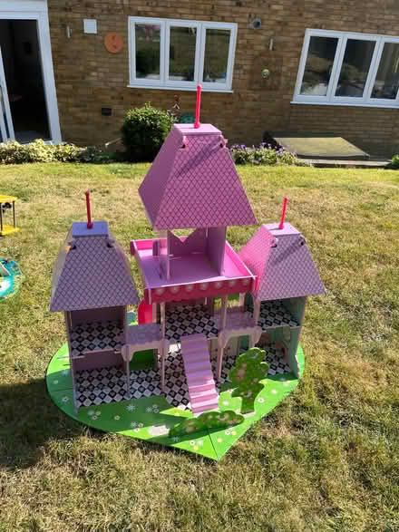 Photo of free wooden play house (AL6 Welwyn) #1