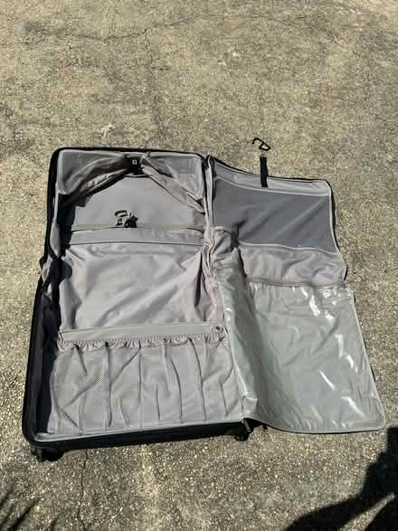 Photo of free Samsonite suit bag (Safeway, LaPlata, MD) #3