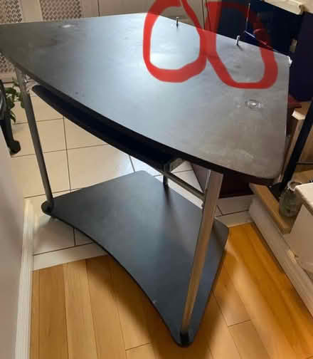 Photo of free Desk with pull out tray (Orléans) #1