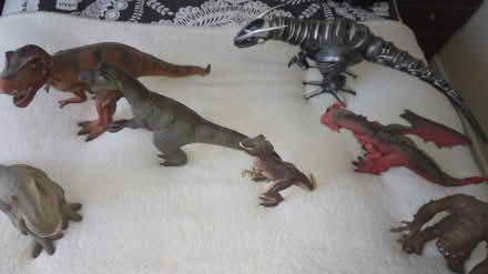 Photo of free LARGE dinosaur figures (B14) #1
