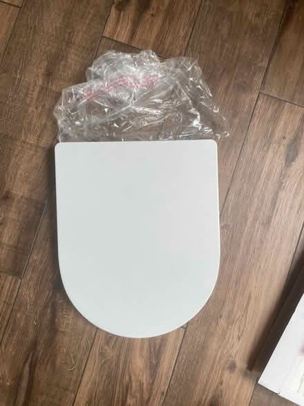 Photo of free White Toilet seat (New malden KT3) #2