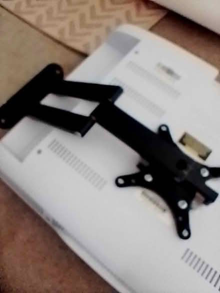 Photo of free Tv built in DVD player (Cloakham EX13) #2