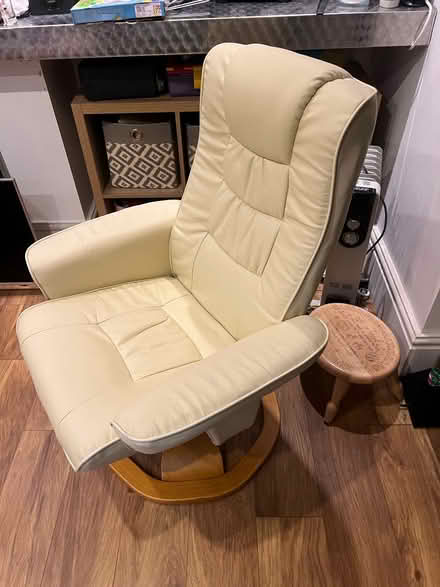Photo of free Cream Leather Reclining Chair (ME4) #2