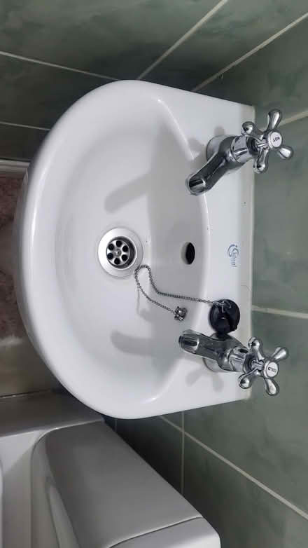 Photo of free small basin (E14 Langdon Park) #2