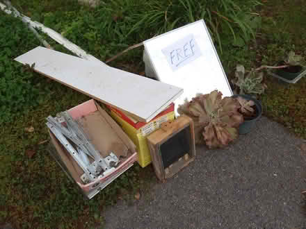 Photo of free stuff at curb (south) #3