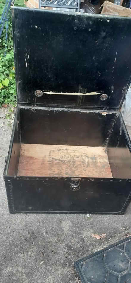 Photo of free Old trunk (Crestwood near Princeton Halls) #4