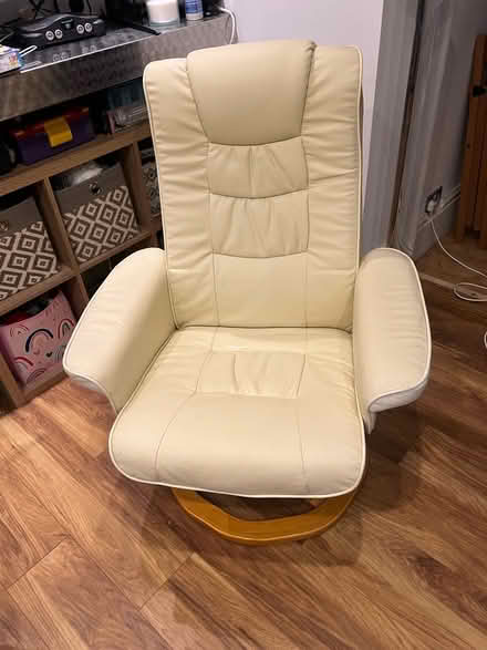 Photo of free Cream Leather Reclining Chair (ME4) #1