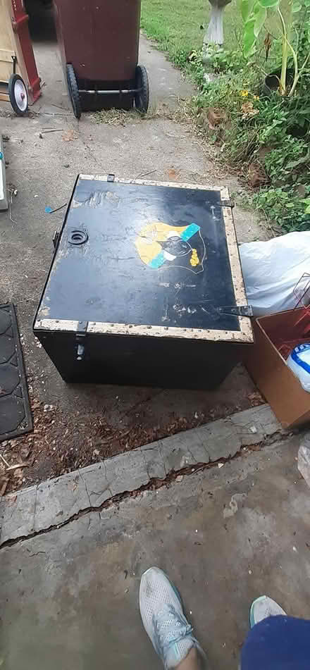 Photo of free Old trunk (Crestwood near Princeton Halls) #1
