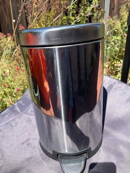 Photo of free Small trash can (Redwood City (Redwood City (south end)) #1