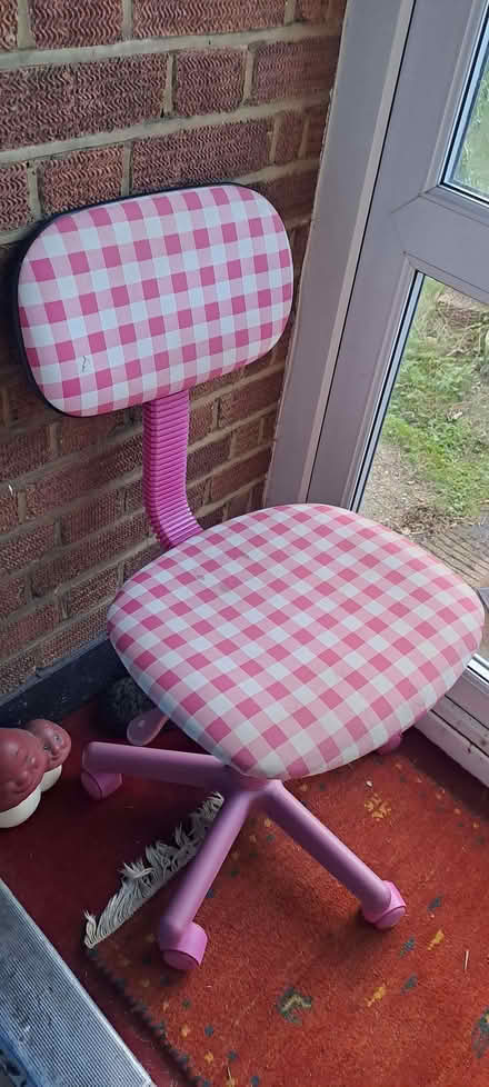 Photo of free Pink child's check computer chair on wheels (Norbury SW16) #1