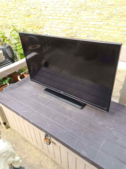 Photo of free 32" smartTV, spare or repair (Bricknells Meadow OX28) #1