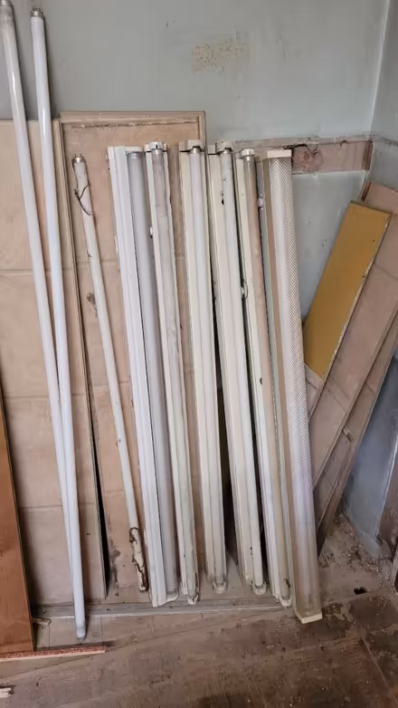 Photo of free fluorescent lights (Heath Charnock PR6) #1