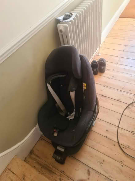 Photo of free Maxi cosi 2 car seat/ isofix base (Catford) #2