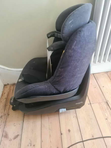 Photo of free Maxi cosi 2 car seat/ isofix base (Catford) #1