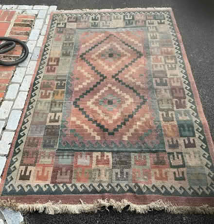 Photo of free Rug (Sanderstead) #2