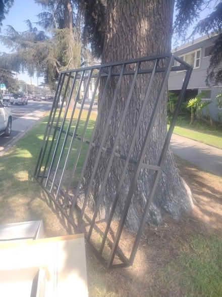 Photo of free Mattress platform curb alert (Hollywood) #1