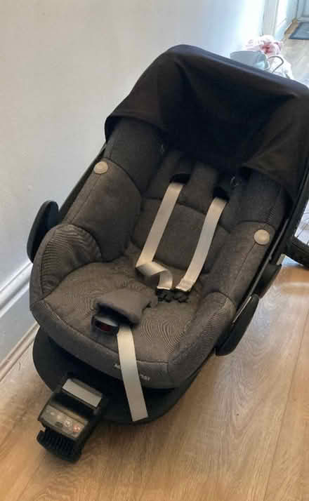Photo of free maxi cosi car seat with isofix base (L4) #1