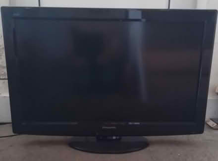 Photo of free TV - 32" - Panasonic TX-L32X20B (Surbiton KT5) #1