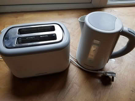Photo of free Matching Kettle and Toaster (CH47) #1