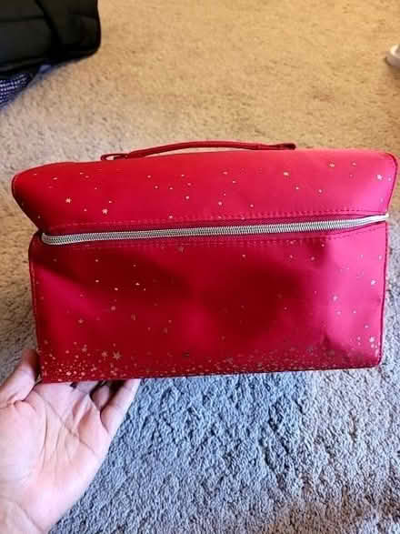 Photo of free Large Estee Lauder cosmetic bag (Sale M33) #1