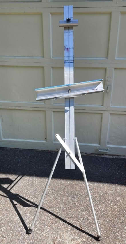 Photo of free Classic Easel (Groton/Ayer line of rt 111) #1