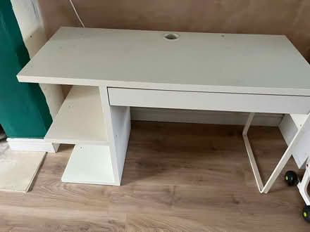 Photo of free White desk (Merton OX25) #1