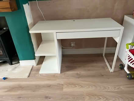Photo of free White desk (Merton OX25) #3