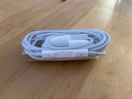 Photo of free Original unused Apple Earphones with Remote and Mic (Epping CM16) #2
