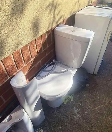 Photo of free Full bathroom suite (CH43 wirral) #2