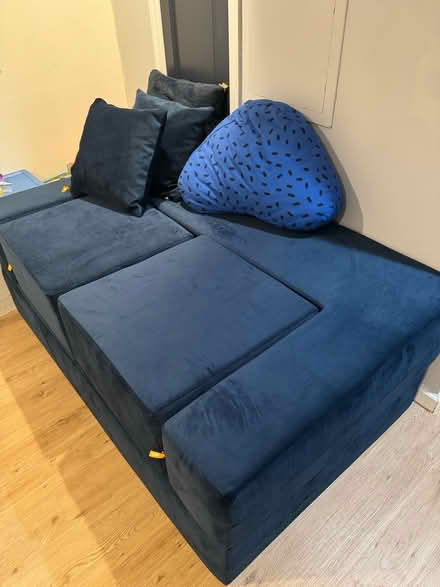 Photo of free Like new couch (Brooklyn) #1