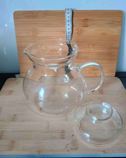 Photo of free Glass pot with 4 cups (E20, Stratford) #1