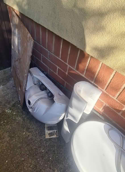 Photo of free Full bathroom suite (CH43 wirral) #1