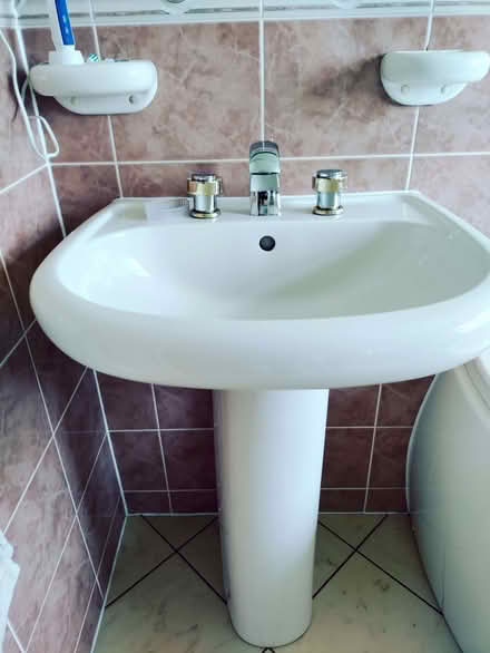 Photo of free Bathroom Suite - Great Condition (Kenilworth CV8) #4
