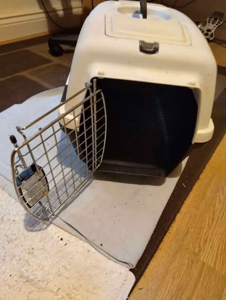 Photo of free Pet carrier (Leigh RH2) #1