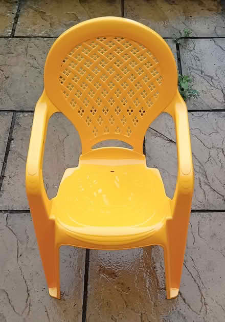 Photo of free Small plastic chair (Woosehill RG41) #1