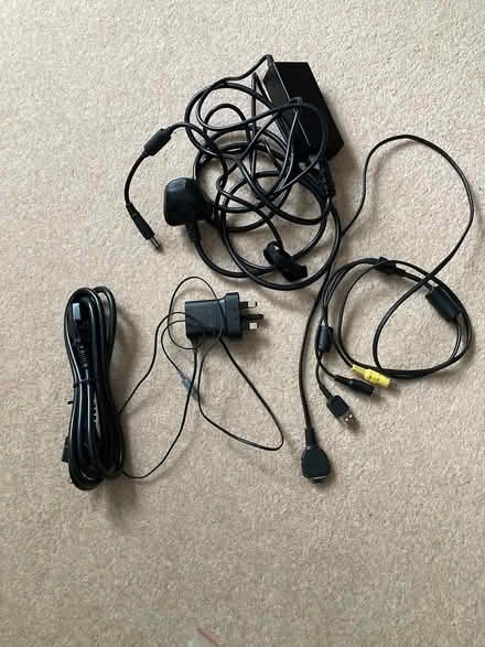 Photo of free Various cables (TW9 (Kew)) #1