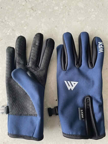 Photo of free Boys gloves WFX navy blue (Windsor SL4) #1