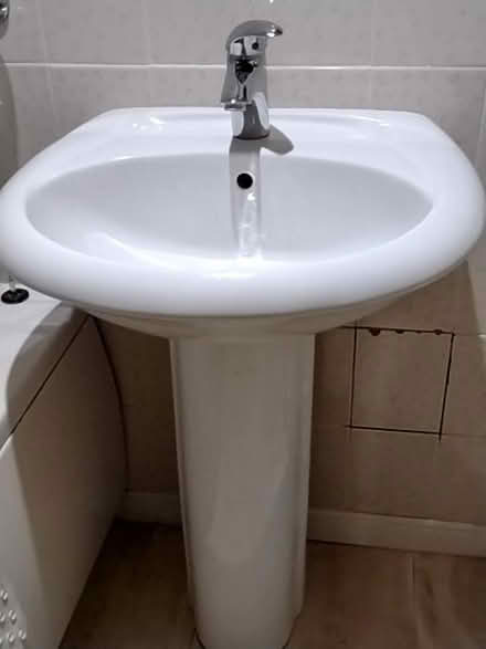Photo of free Pedestal basin (Wilstead MK45) #1