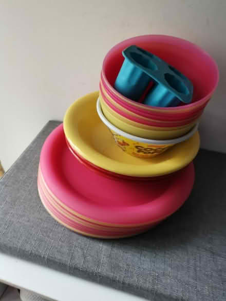 Photo of free Plates and bowls (Chessington KT9) #1