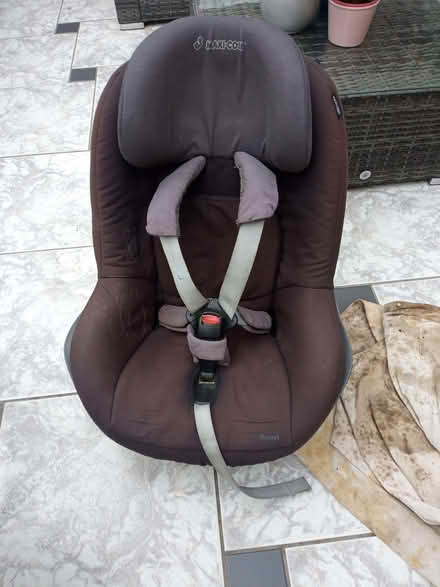 Photo of free Maxicosi Car seat and Familyfix Base (Hockley Heath CP B94) #1